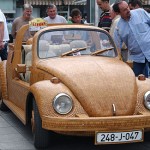 Il maggiolone di legno che sfreccia sulle strade della Bosnia